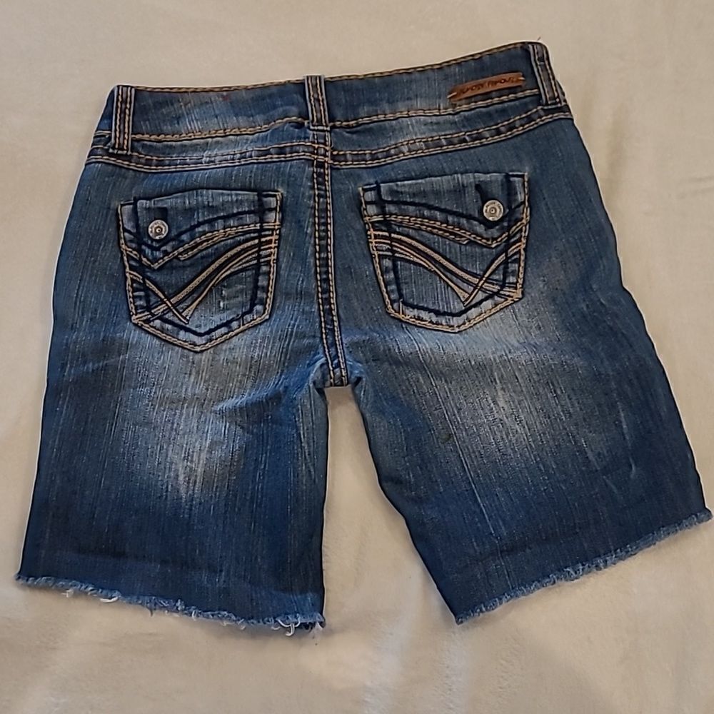 Almost famous sz 5 distressed denim shorts - Picture 2 of 6